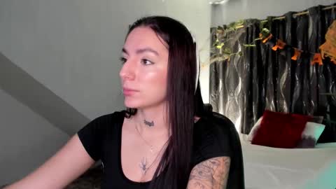 Snapshot of mari_salgado chatting on 10/21/25, 02:51 mari_salgado online show from 10/21/25, 02:51