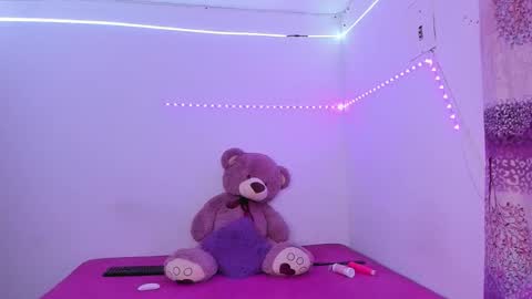 alejita  independent online show from 03/17/26, 05:49