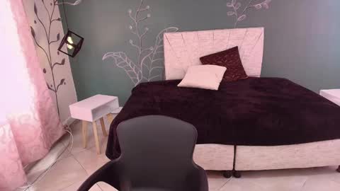 Snapshot of mariamcute_ chatting on 02/20/25, 07:30 M A R I A N A online show from 02/20/25, 07:30