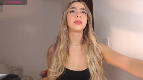 Mariana online show from 10/27/25, 03:43