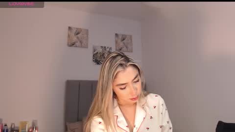 Mariana online show from 03/18/26, 02:47