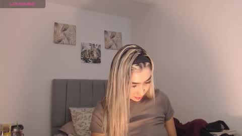 Mariana online show from 03/25/26, 01:55