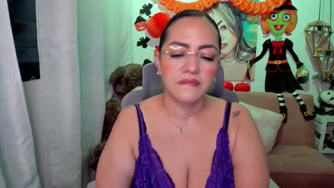 Mariana Lopez online show from 10/31/25, 02:01