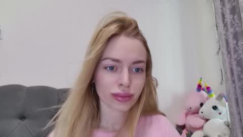 Snapshot of mariwell chatting on 05/17/26, 02:42 mariwell online show from 05/17/26, 02:42