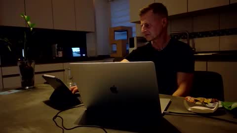 Snapshot of markcgn242649 chatting on 04/05/26, 06:27 markcgn242649 online show from 04/05/26, 06:27