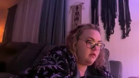 maroon_moon online show from 11/25/25, 12:21