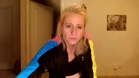 Snapshot of marrygorund chatting on 11/17/25, 01:55 MaryGoRound online show from 11/17/25, 01:55