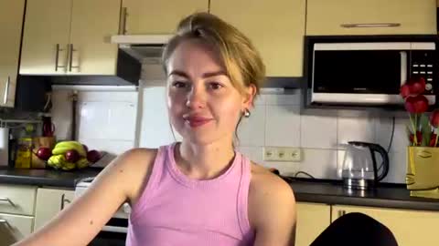 Snapshot of martaluna_ chatting on 04/18/26, 08:53 Marta online show from 04/18/26, 08:53