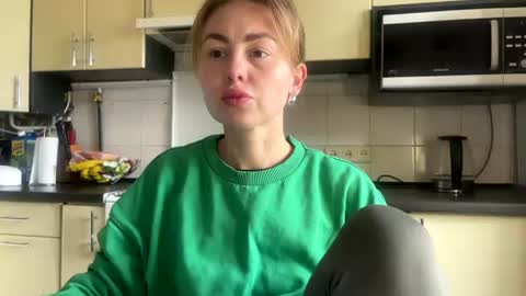 Snapshot of martaluna_ chatting on 04/21/26, 12:00 Marta online show from 04/21/26, 12:00