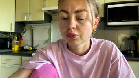 Snapshot of martaluna_ chatting on 05/07/26, 01:05 Marta online show from 05/07/26, 01:05