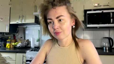 Snapshot of martaluna_ chatting on 05/18/26, 04:02 Marta online show from 05/18/26, 04:02