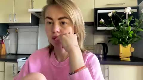 Snapshot of martaluna_ chatting on 05/27/26, 08:55 Marta online show from 05/27/26, 08:55