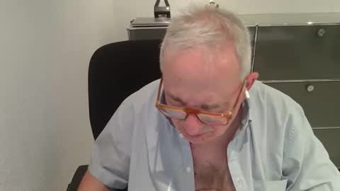 martin_1947 online show from 10/26/25, 08:26