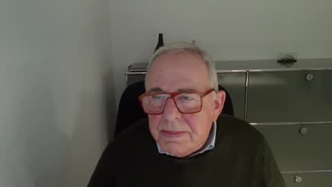 Snapshot of martin_1947 chatting on 11/15/25, 03:30 martin_1947 online show from 11/15/25, 03:30