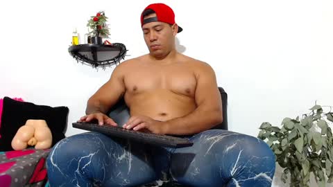 Snapshot of martin_fiit chatting on 12/12/24, 05:10 Martin instagrammartinfiit online show from 12/12/24, 05:10