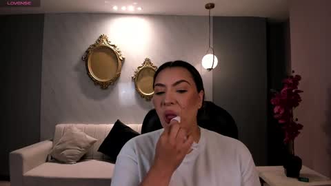 Snapshot of martinnabonnet chatting on 02/23/25, 11:22 Martinna Bonnet online show from 02/23/25, 11:22