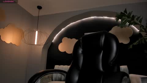 Snapshot of martinnabonnet chatting on 03/12/25, 10:26 Martinna Bonnet online show from 03/12/25, 10:26