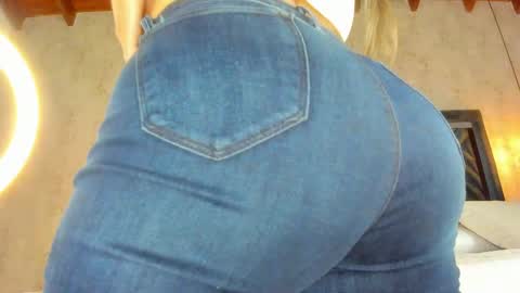 Snapshot of marttina_ruiz chatting on 04/24/26, 07:27 Martina online show from 04/24/26, 07:27
