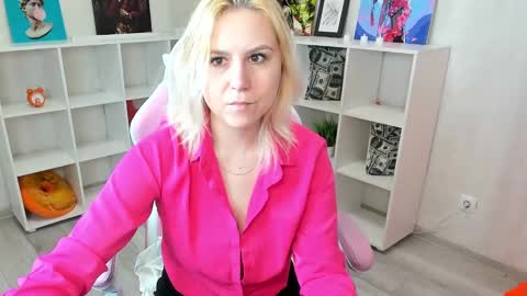 Snapshot of mary__bailey chatting on 02/01/25, 12:51 mary__bailey online show from 02/01/25, 12:51