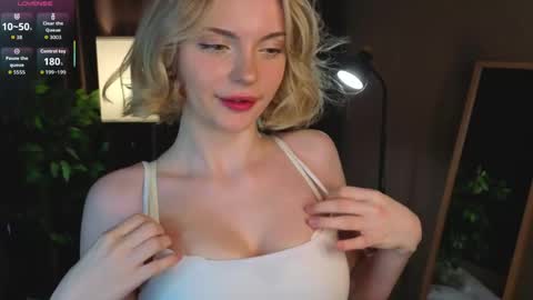 Snapshot of marycalder chatting on 04/07/26, 01:06 Mary online show from 04/07/26, 01:06