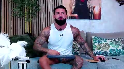 Snapshot of masterkingofmuscle chatting on 06/17/26, 08:28 masterkingofmuscle online show from 06/17/26, 08:28