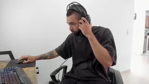 Snapshot of matheusbeard2 chatting on 10/14/25, 03:24 Matheus online show from 10/14/25, 03:24