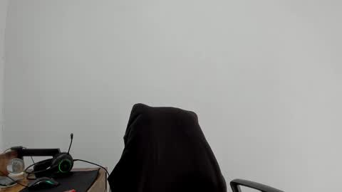 Snapshot of matheusbeard2 chatting on 11/19/25, 03:12 Matheus online show from 11/19/25, 03:12