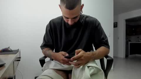 Snapshot of matheusbeard2 chatting on 11/22/25, 10:42 Matheus online show from 11/22/25, 10:42