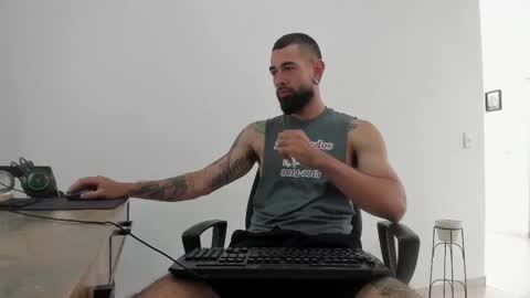 Snapshot of matheusbeard2 chatting on 12/19/25, 04:03 Matheus online show from 12/19/25, 04:03