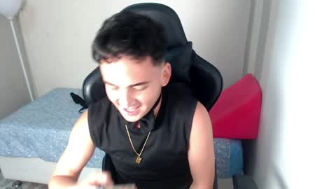 Snapshot of mathiass_twinkk_ chatting on 04/04/26, 04:11 MATHIAS online show from 04/04/26, 04:11