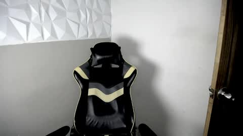 Snapshot of mathiass_twinkk_ chatting on 04/15/26, 05:14 MATHIAS online show from 04/15/26, 05:14