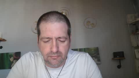 Snapshot of matrike1 chatting on 02/21/25, 02:06 matrike1 online show from 02/21/25, 02:06
