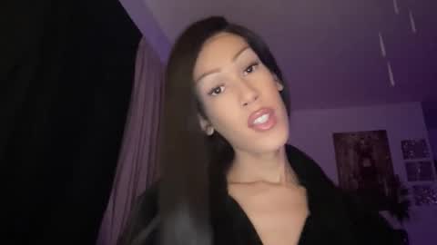 MOLLY MILLS online show from 11/23/25, 05:07