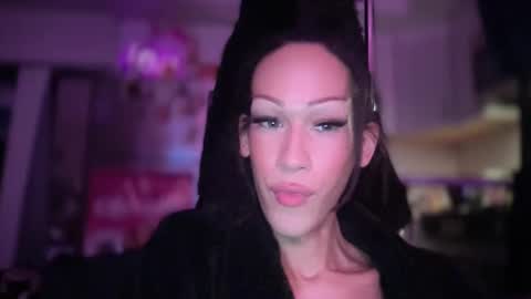 MOLLY MILLS online show from 12/18/25, 03:45