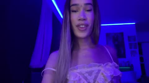 MOLLY MILLS online show from 06/03/26, 01:52