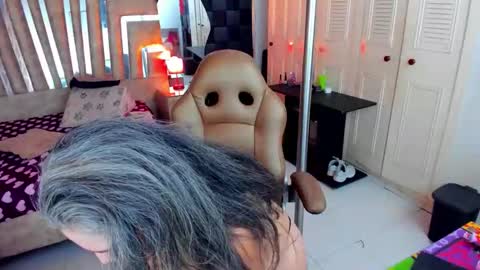 Snapshot of mature_tenderxx chatting on 04/19/26, 05:29 Sexy Hot Mature Sophy online show from 04/19/26, 05:29