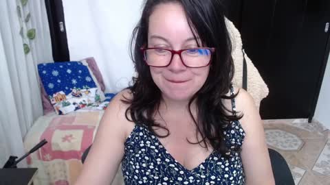 Snapshot of mature_wolf chatting on 12/16/24, 03:32 Sonia online show from 12/16/24, 03:32