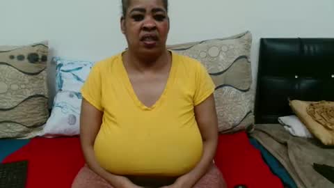 Snapshot of maturedbootyqueen chatting on 04/27/26, 10:08 QUEEN online show from 04/27/26, 10:08