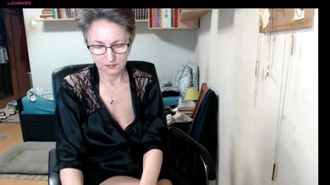 Snapshot of maturekate chatting on 09/19/25, 06:37 maturekate online show from 09/19/25, 06:37