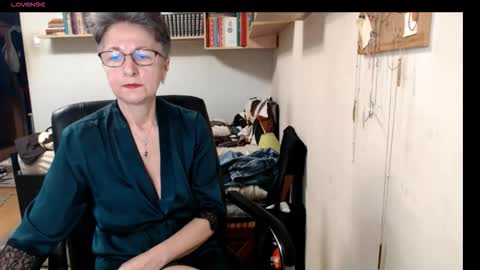 Snapshot of maturekate chatting on 10/15/25, 06:35 maturekate online show from 10/15/25, 06:35