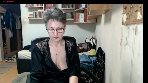 Snapshot of maturekate chatting on 10/18/25, 05:32 maturekate online show from 10/18/25, 05:32