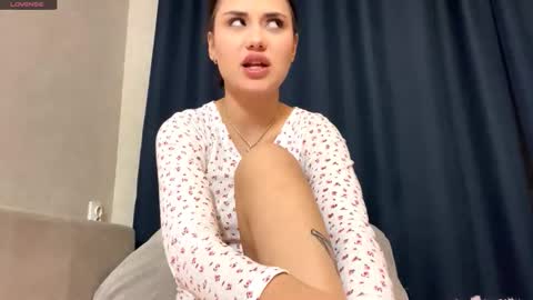 Snapshot of maudhendry chatting on 12/20/25, 02:13 Mia online show from 12/20/25, 02:13