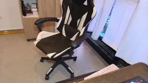 max_love25 online show from 03/18/26, 10:46