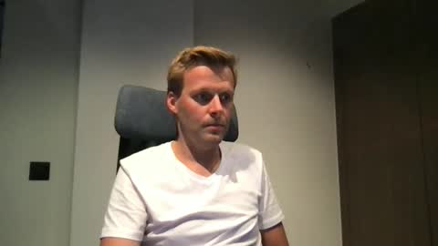 Snapshot of max_straight_1 chatting on 09/10/25, 06:08 Max take off clothes online show from 09/10/25, 06:08