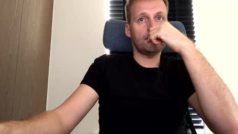 Snapshot of max_straight_1 chatting on 11/07/25, 09:09 Max take off clothes online show from 11/07/25, 09:09