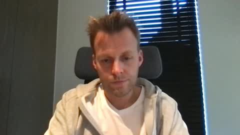 Max take off clothes online show from 11/23/25, 12:27