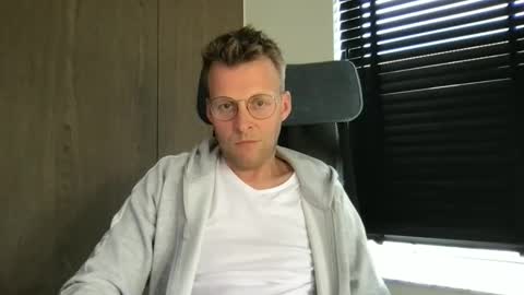 Snapshot of max_straight_1 chatting on 06/08/26, 01:11 Max take off clothes online show from 06/08/26, 01:11