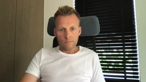 Snapshot of max_straight_1 chatting on 07/23/26, 09:51 Max take off clothes online show from 07/23/26, 09:51