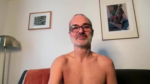 Snapshot of maxbow chatting on 11/21/25, 03:22 Max Mikado online show from 11/21/25, 03:22