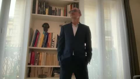 Snapshot of maxbow chatting on 12/01/25, 01:38 Max Mikado online show from 12/01/25, 01:38